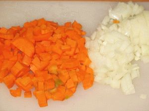 нарезать морковь и лук